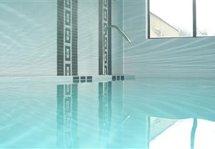 Piscine de 8 x 3.5 avec finition en carrelage - Dinard 35